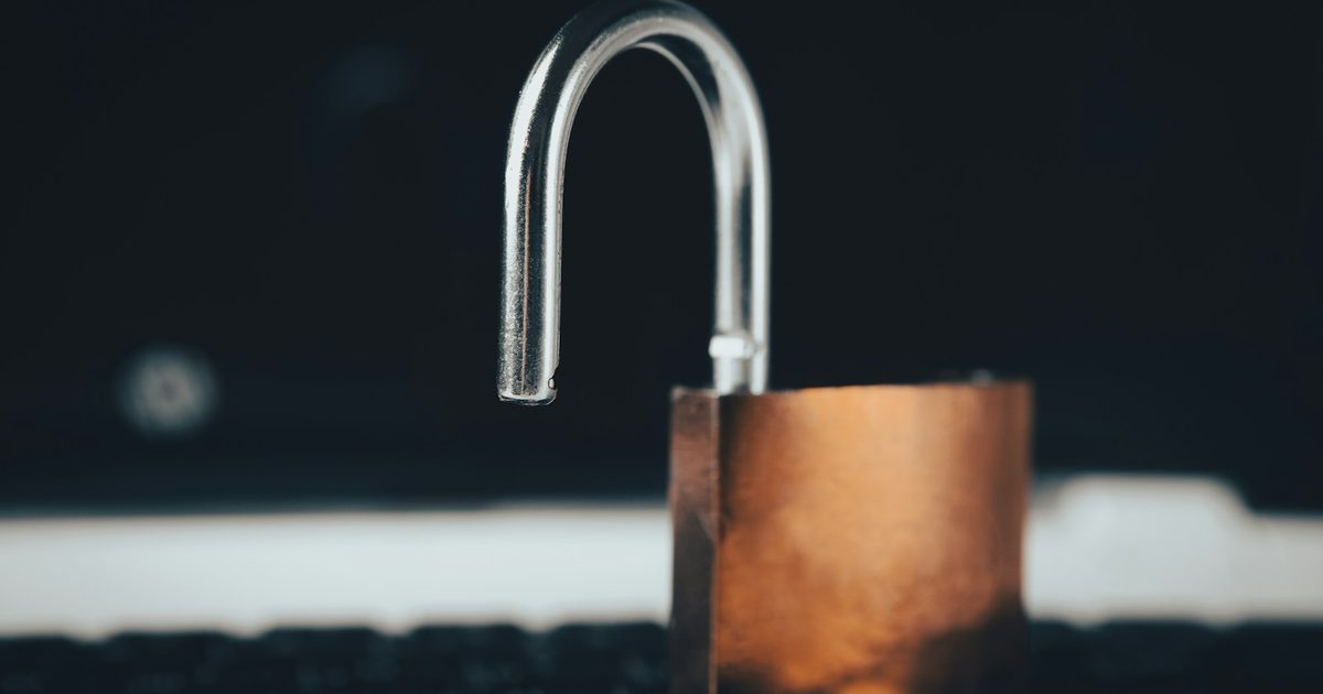 Un cadenas ouvert posé sur un clavier d'ordinateur portable, symbole de fichiers exposés