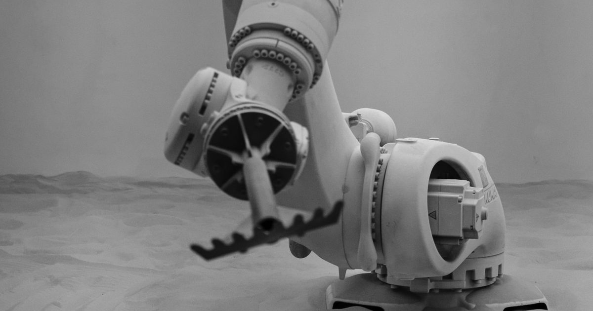 Un bras robotisé industriel avec des pinces dans un atelier
