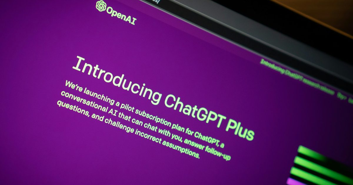 لقطة قريبة لشاشة حاسوب تعرض صفحة OpenAI «Introducing ChatGPT Plus» على خلفية بنفسجية