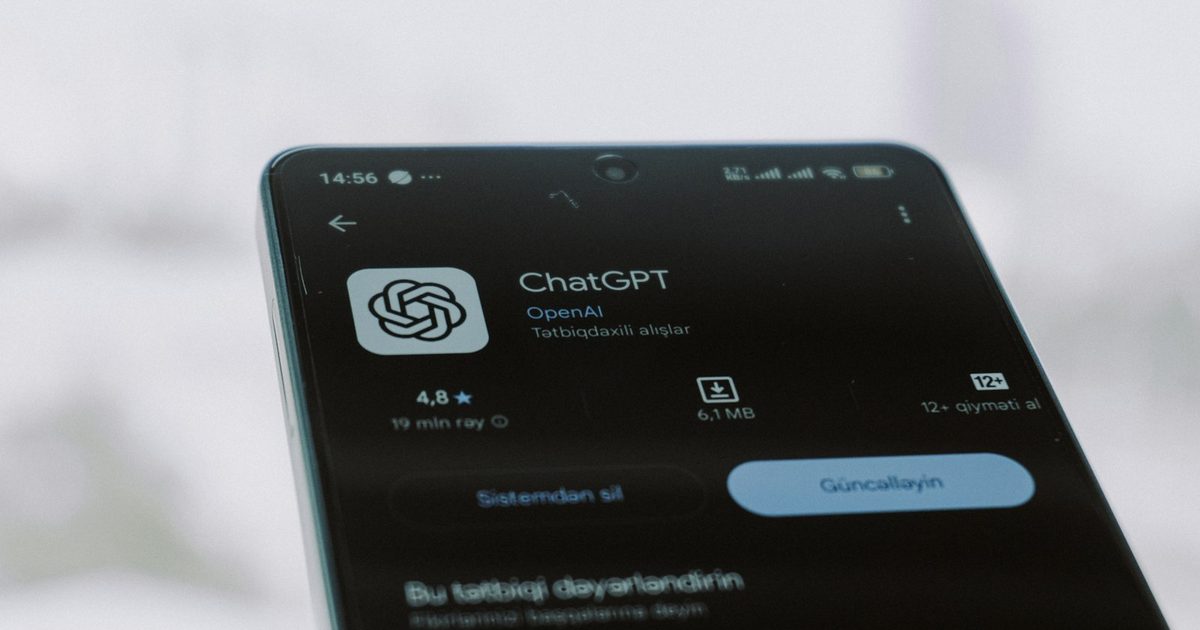 تطبيق ChatGPT مفتوح على شاشة هاتف ذكي