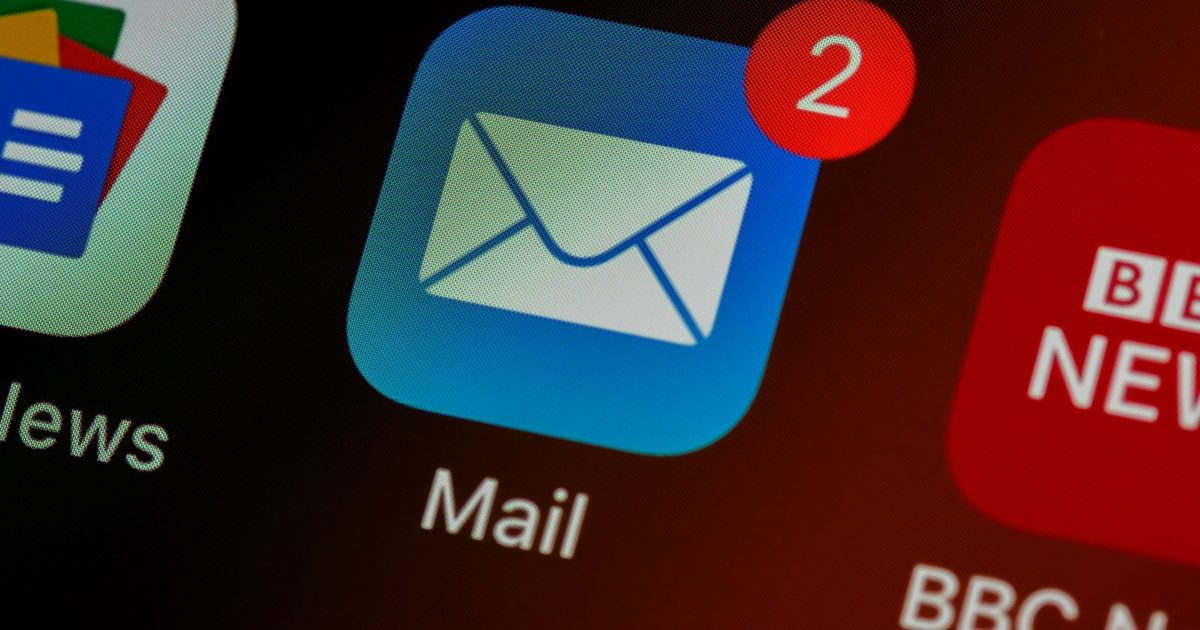 Gros plan de l'icône de l'appli Mail sur un téléphone, avec une pastille de notification