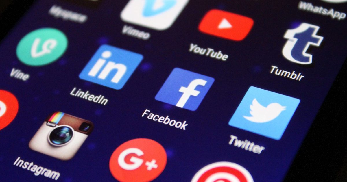 أيقونات تطبيقات التواصل الاجتماعي على شاشة هاتف ذكي